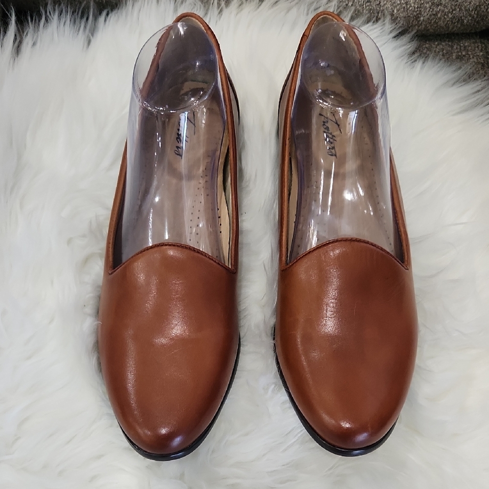 NWOT. Trotters Liz Lux Classic Flats Sz. 11 Narrow